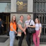 žákyně pŕed budovou český národní banky