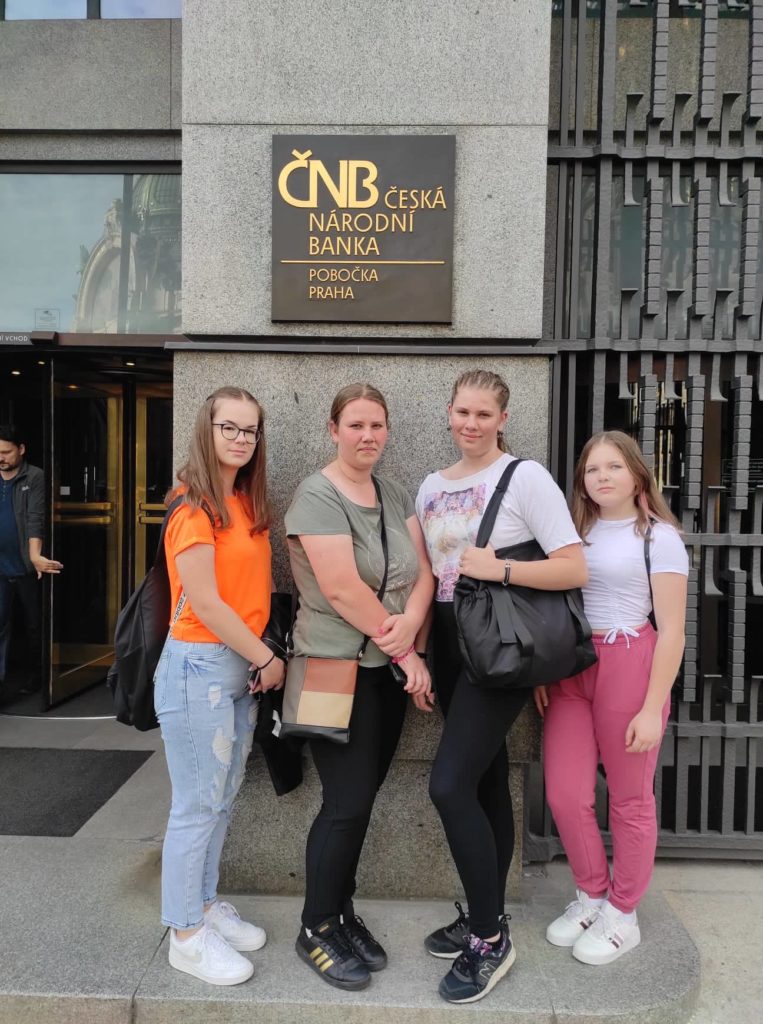 žákyně pŕed budovou český národní banky